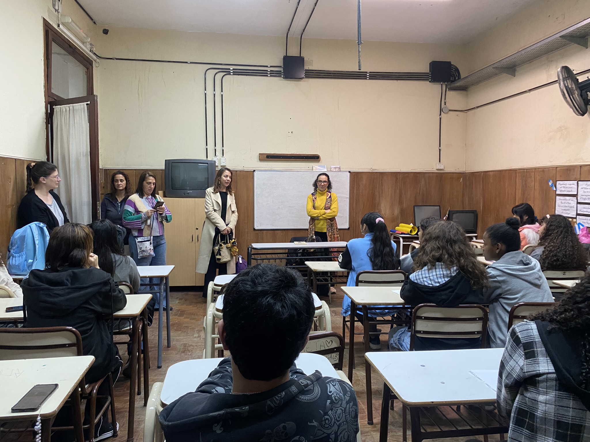 La Consejera Diplomática, Magdalena Durana, da unas palabras de apertura enmarcando la actividad dentro de la Estrategia de Diplomacia Cultural. Autor: Prensa de la Embajada de Colombia.