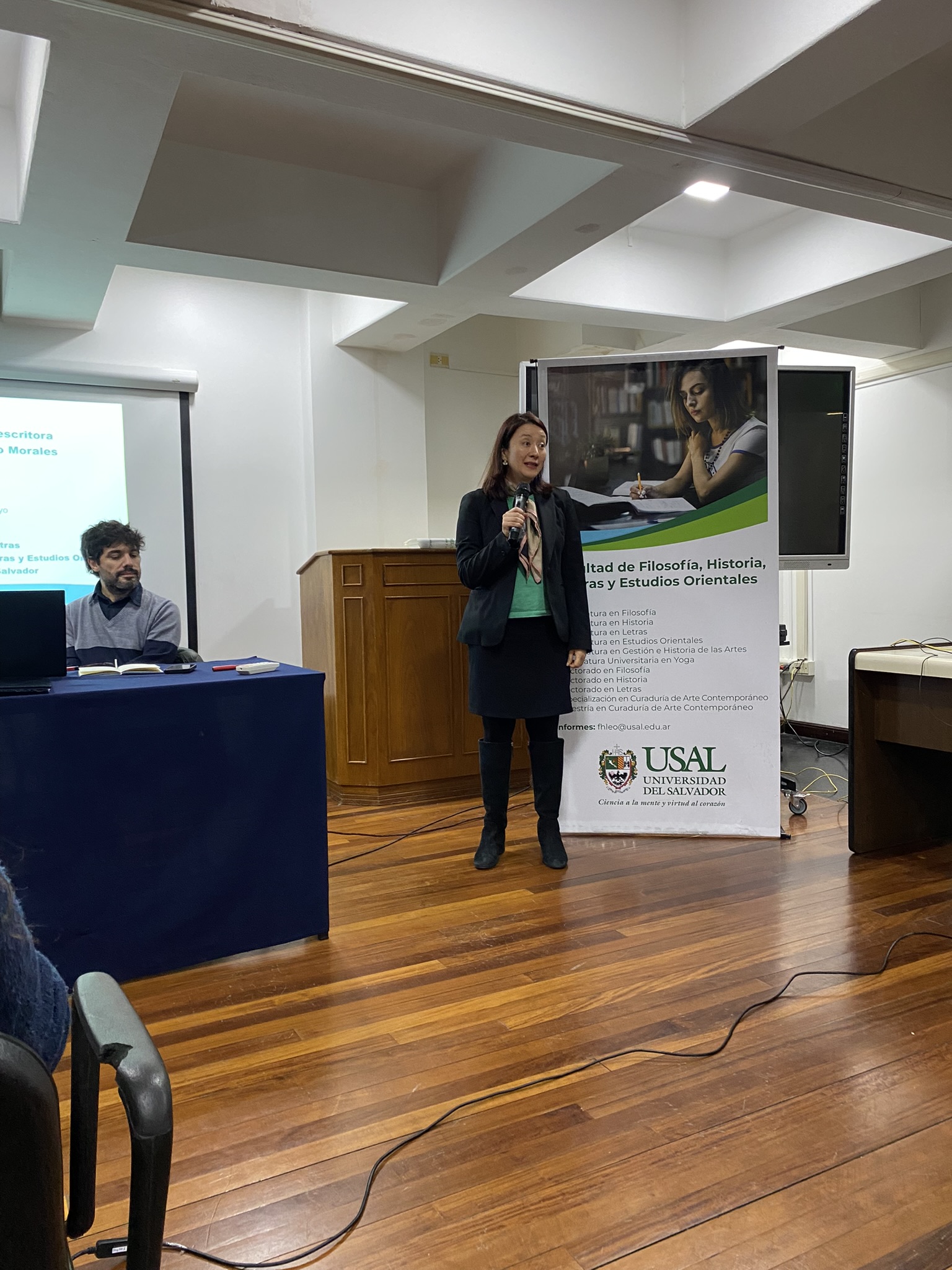 La Encargada de Negocios a.i., Inés Elvira Herrera, da unas palabras de apertura al conversatorio, enmarcándolo dentro de la Estrategia de Diplomacia Cultural. Autor: Prensa de la Embajada de Colombia.