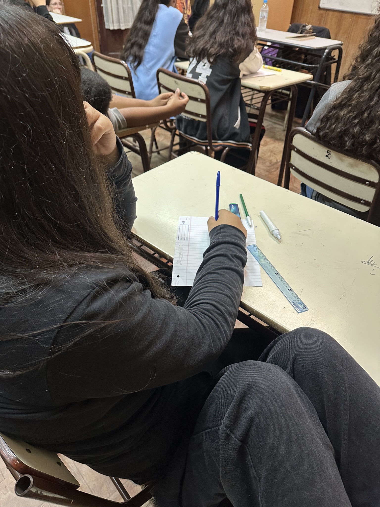 Los estudiantes crean sus propios mundos distópicos/utópicos durante el taller. Autor: Prensa de la Embajada de Colombia.