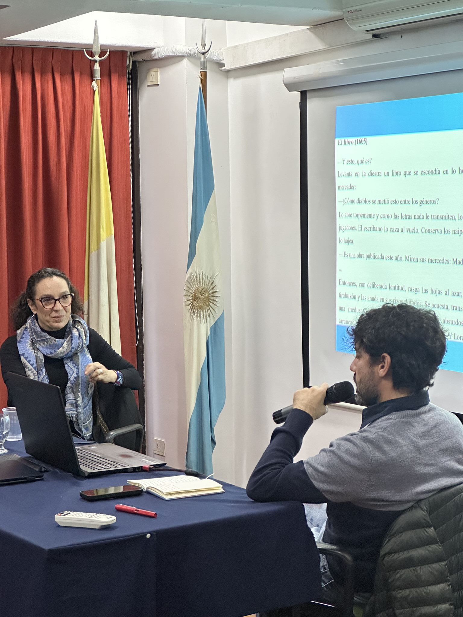 Desarrollo del conversatorio en la Universidad del Salvador, con la moderación del profesor Leonardo Graná. Autor: Prensa de la Embajada de Colombia.  