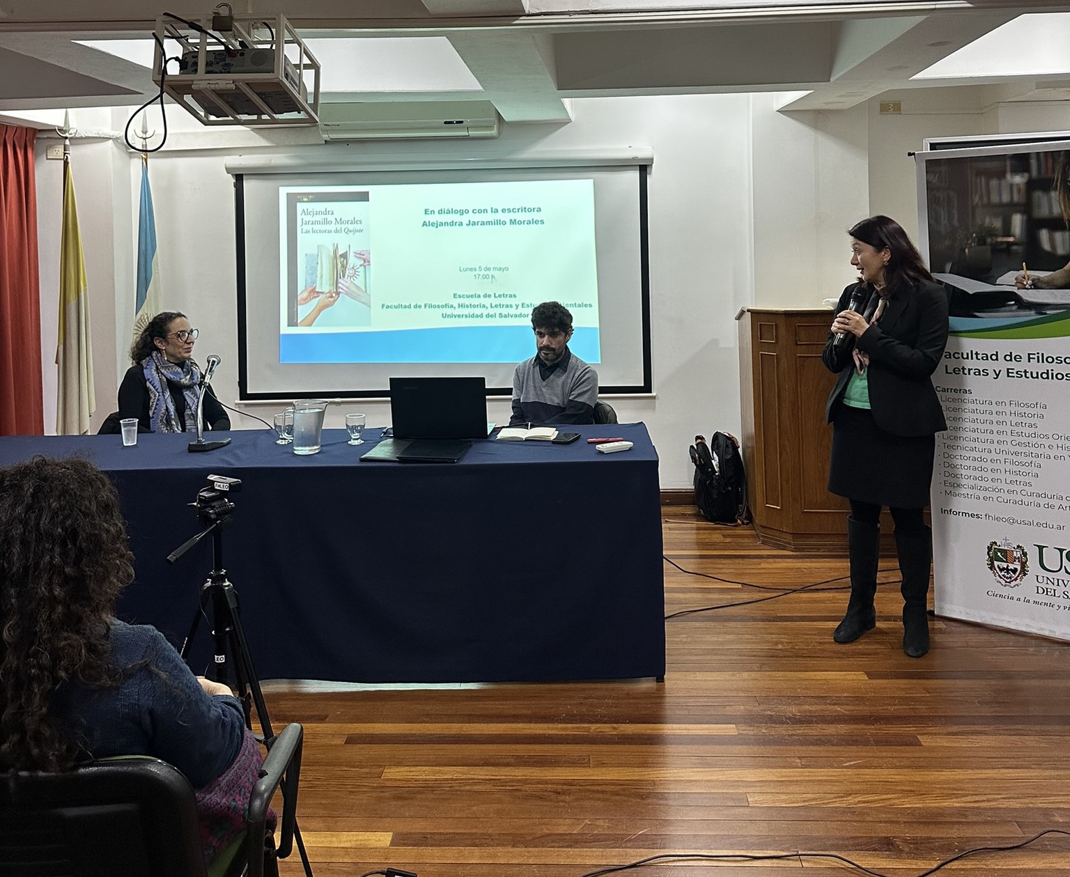 La Encargada de Negocios a.i., Inés Elvira Herrera, da unas palabras de apertura al conversatorio, enmarcándolo dentro de la Estrategia de Diplomacia Cultural. Autor: Prensa de la Embajada de Colombia. 